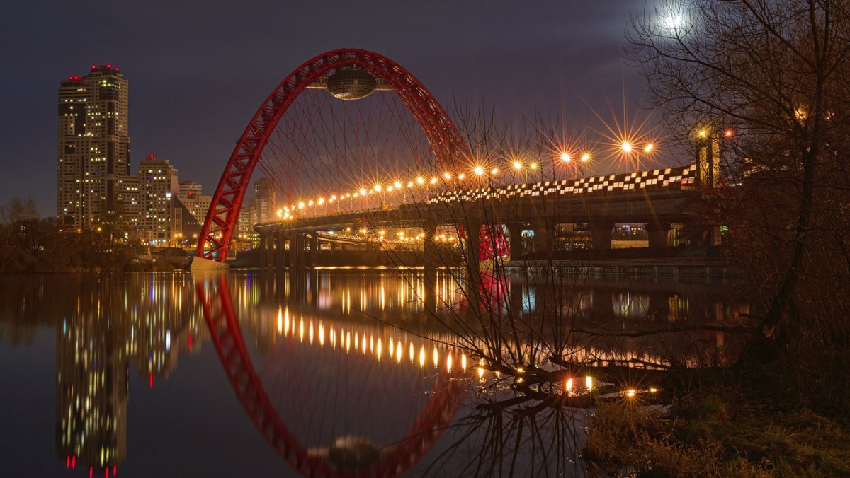 Красный мост в Москве ночью