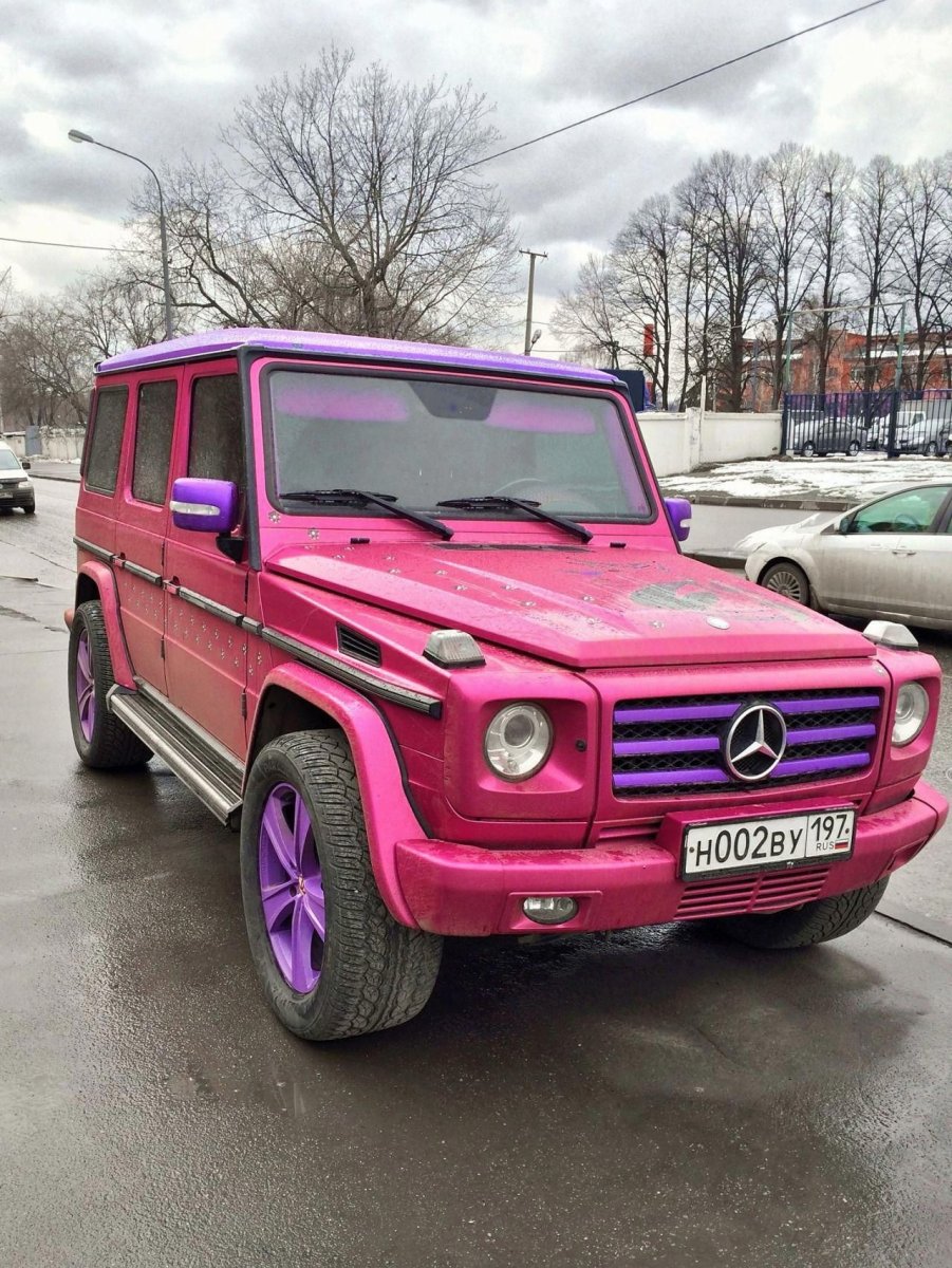 Кислотно розовая машина