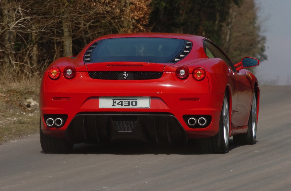Ferrari вид сзади