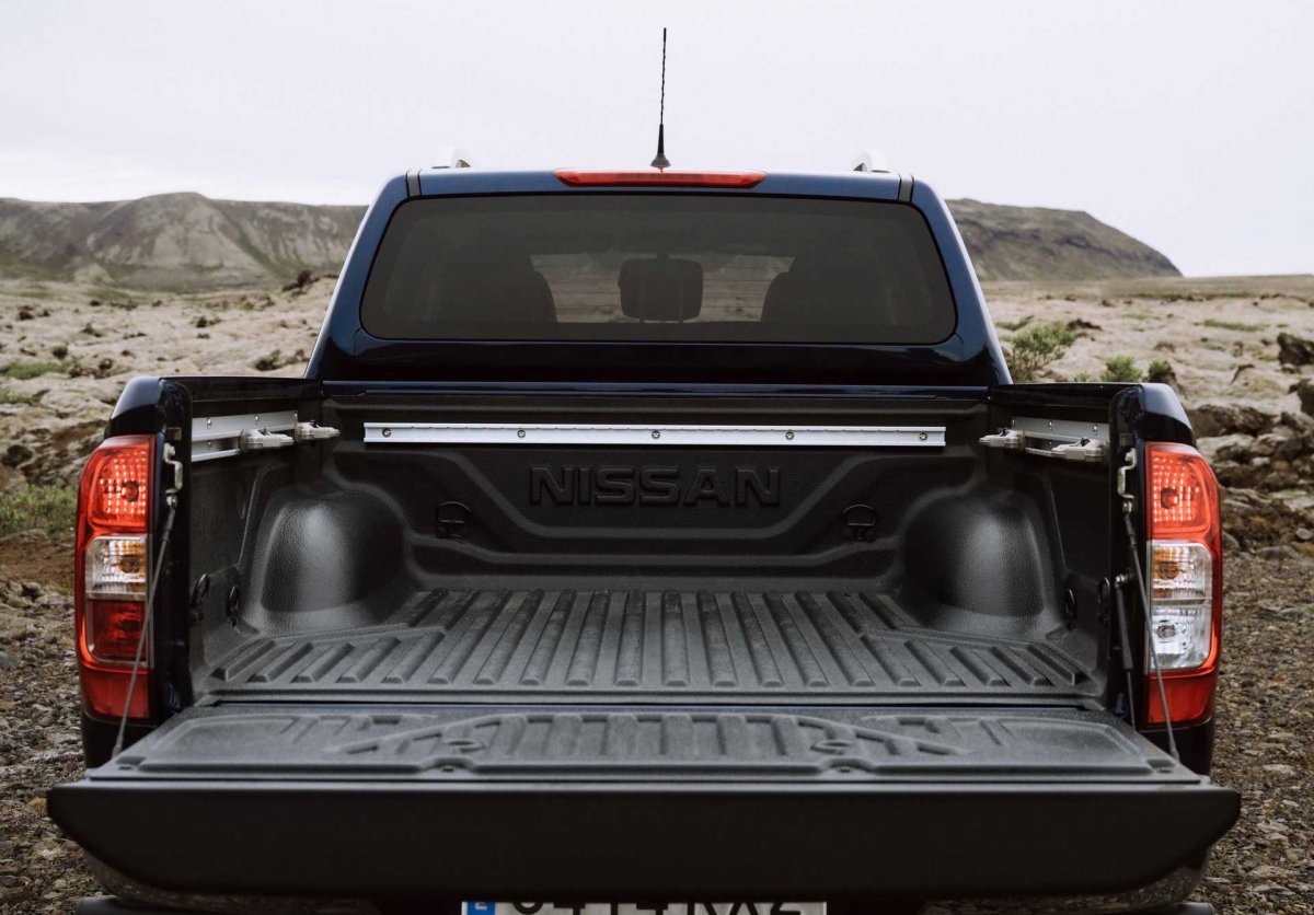 Пикап Nissan Navara 2021 сзади
