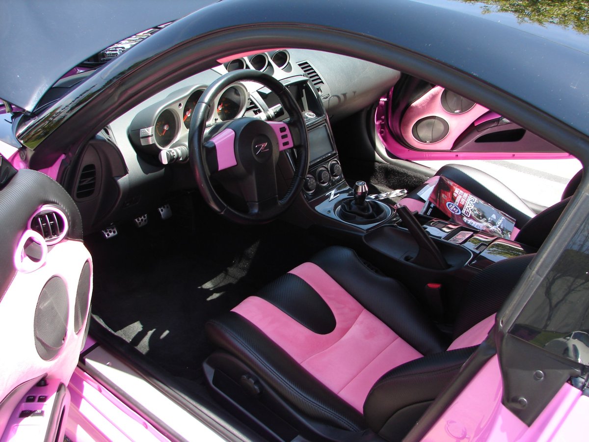Розовая Nissan 350z