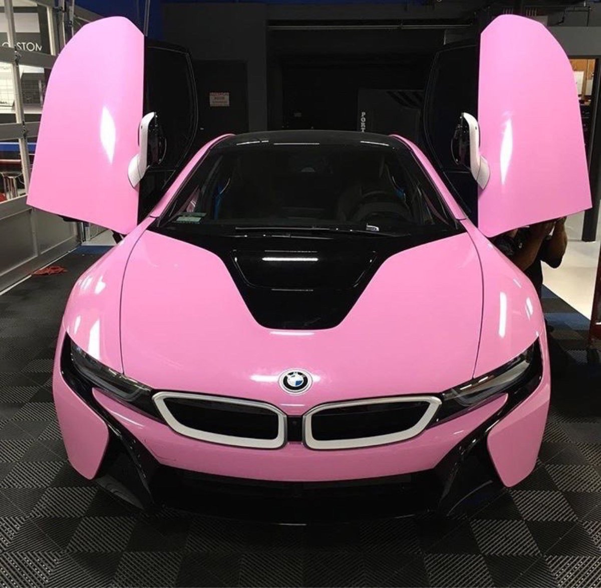 BMW i8 розовая