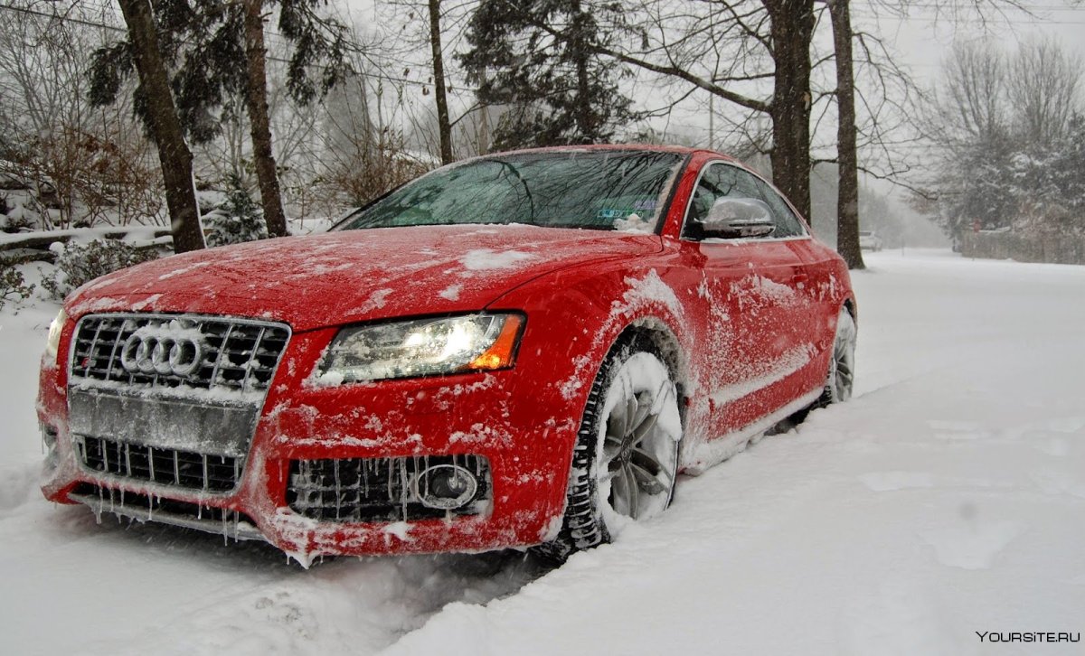 Красная машина в снегу