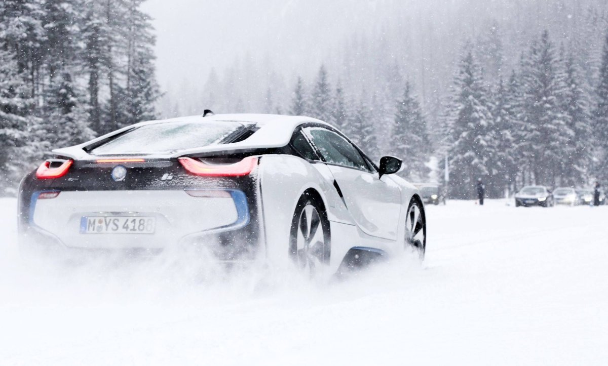 BMW i8 зима