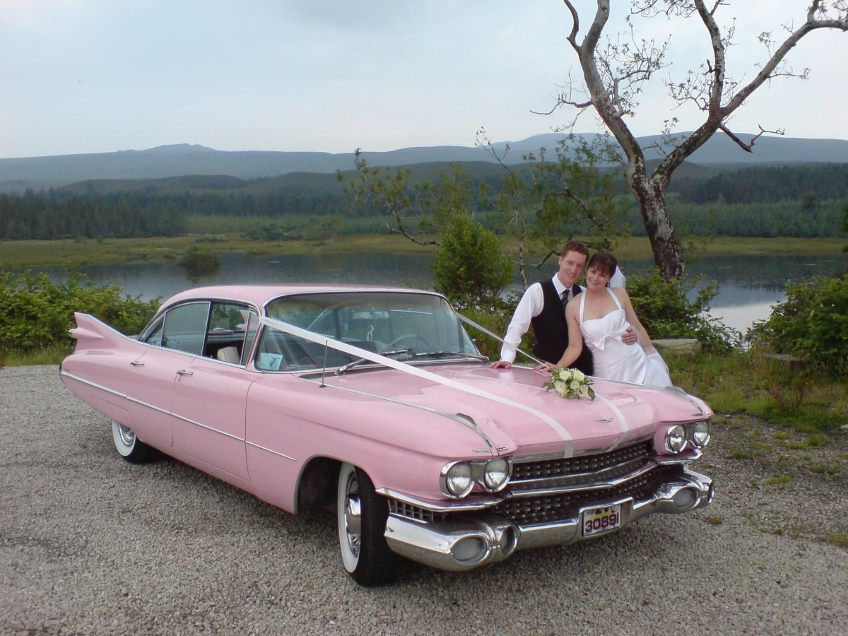 Розовый автомобиль на свадьбу