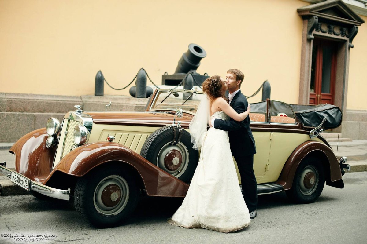 Фотосессия с ретро автомобилем свадьба