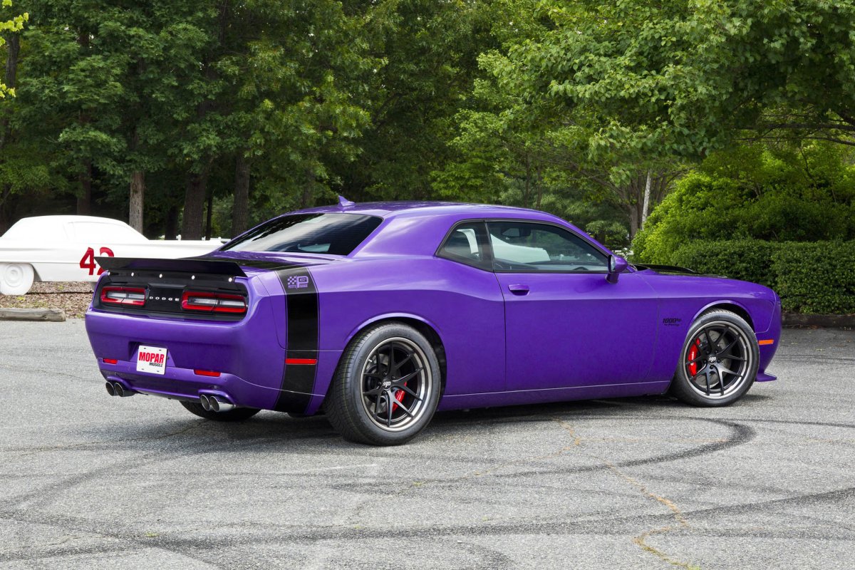Dodge Challenger Hellcat фиолетовый