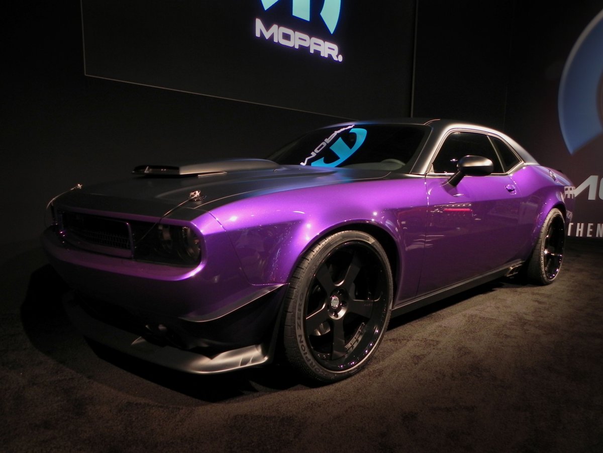 Dodge Challenger пурпурный