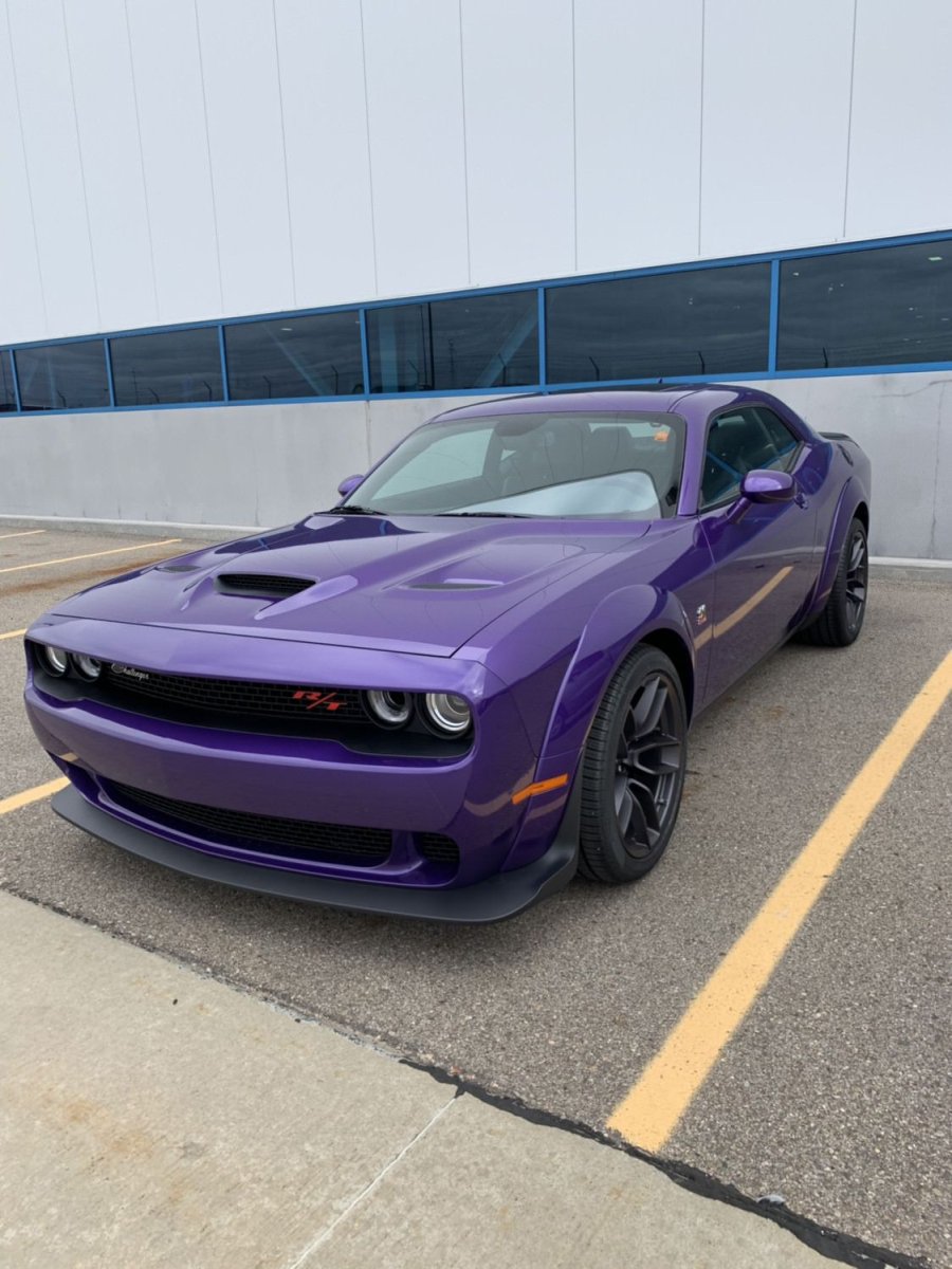 Dodge Challenger фиолетовый