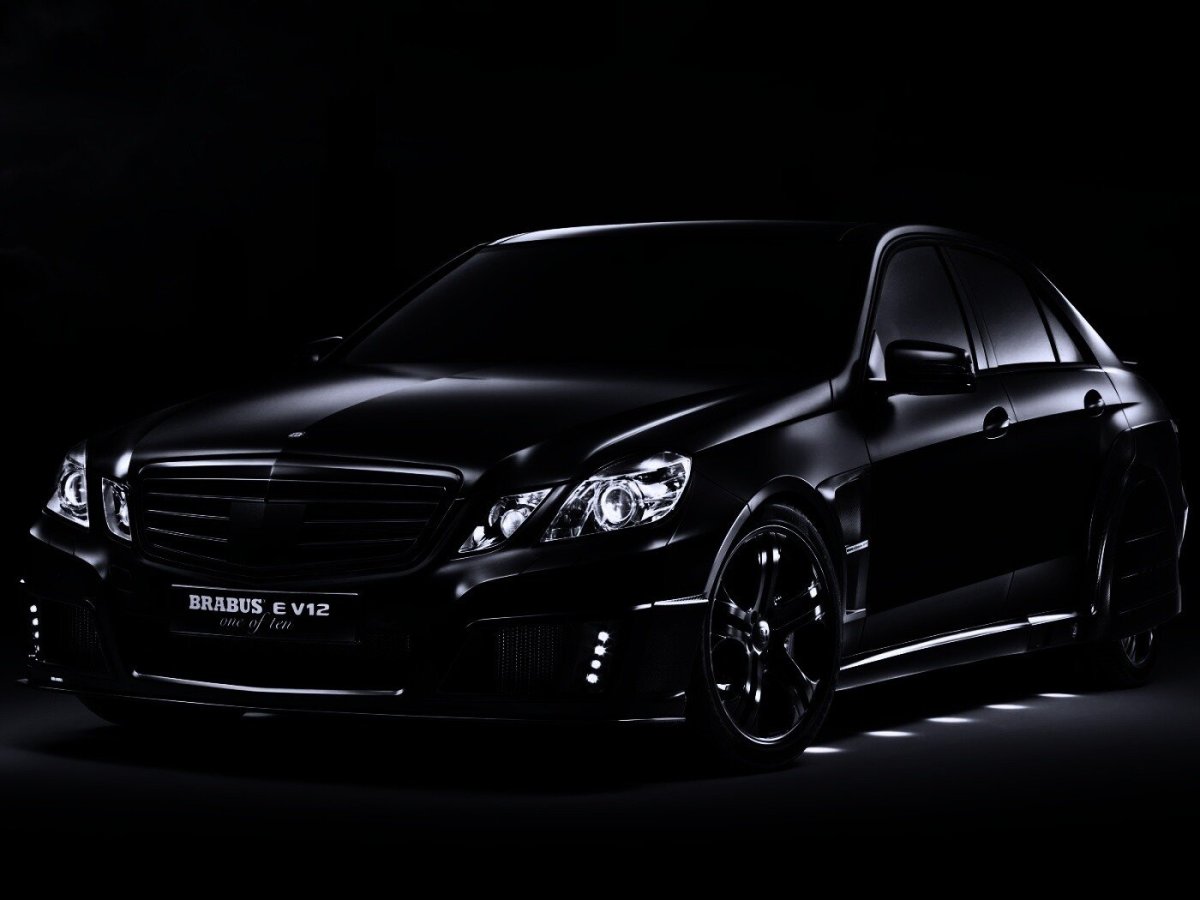 Mercedes на темном фоне