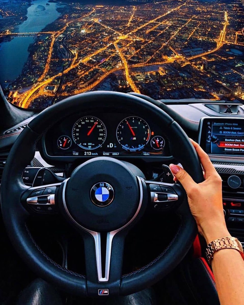 Самолет и BMW f90