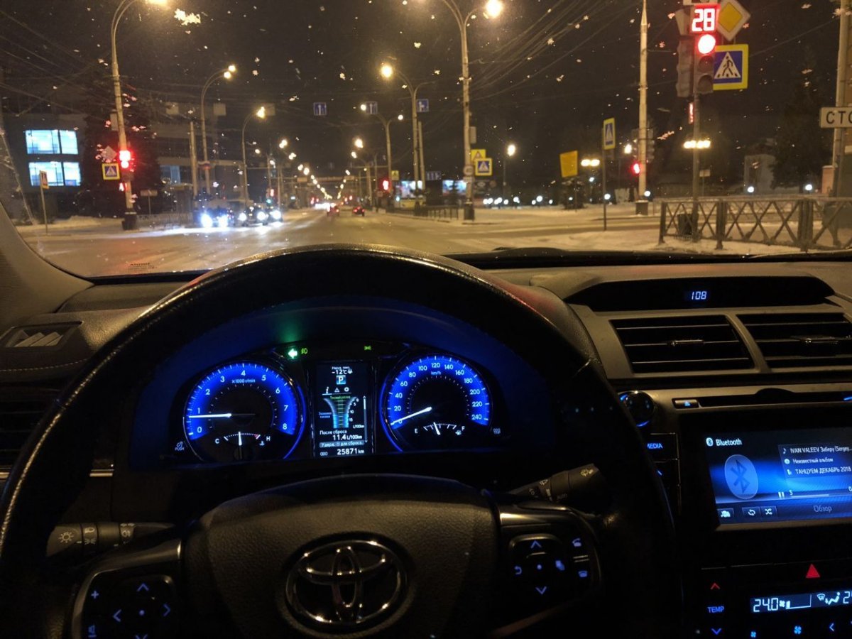 Toyota Camry 70 ночной за рулём