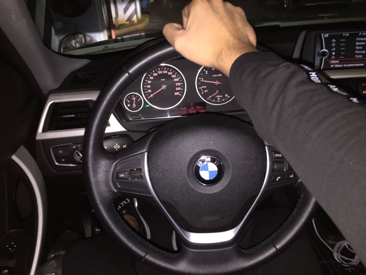 БМВ f10 руки на руле