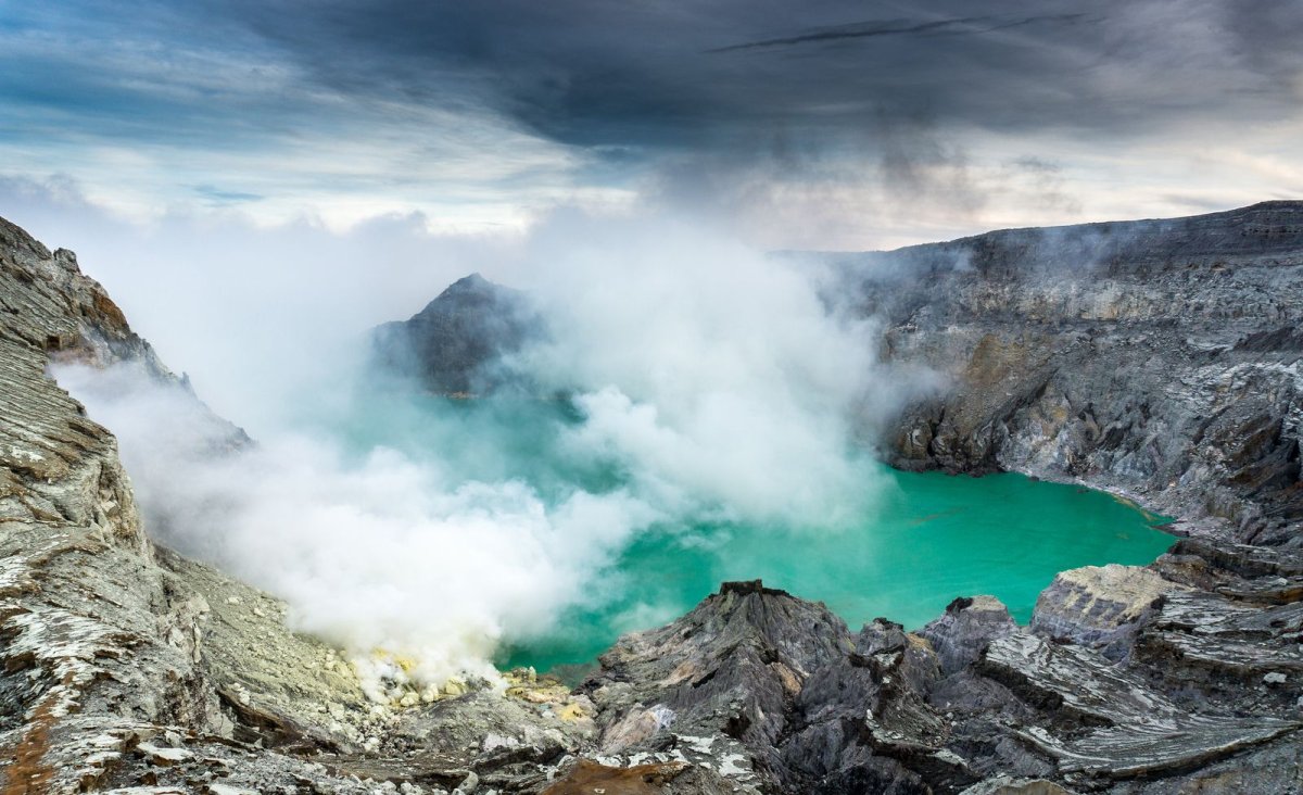 Кислотное озеро вулкана Иджен Восточная Ява Индонезия