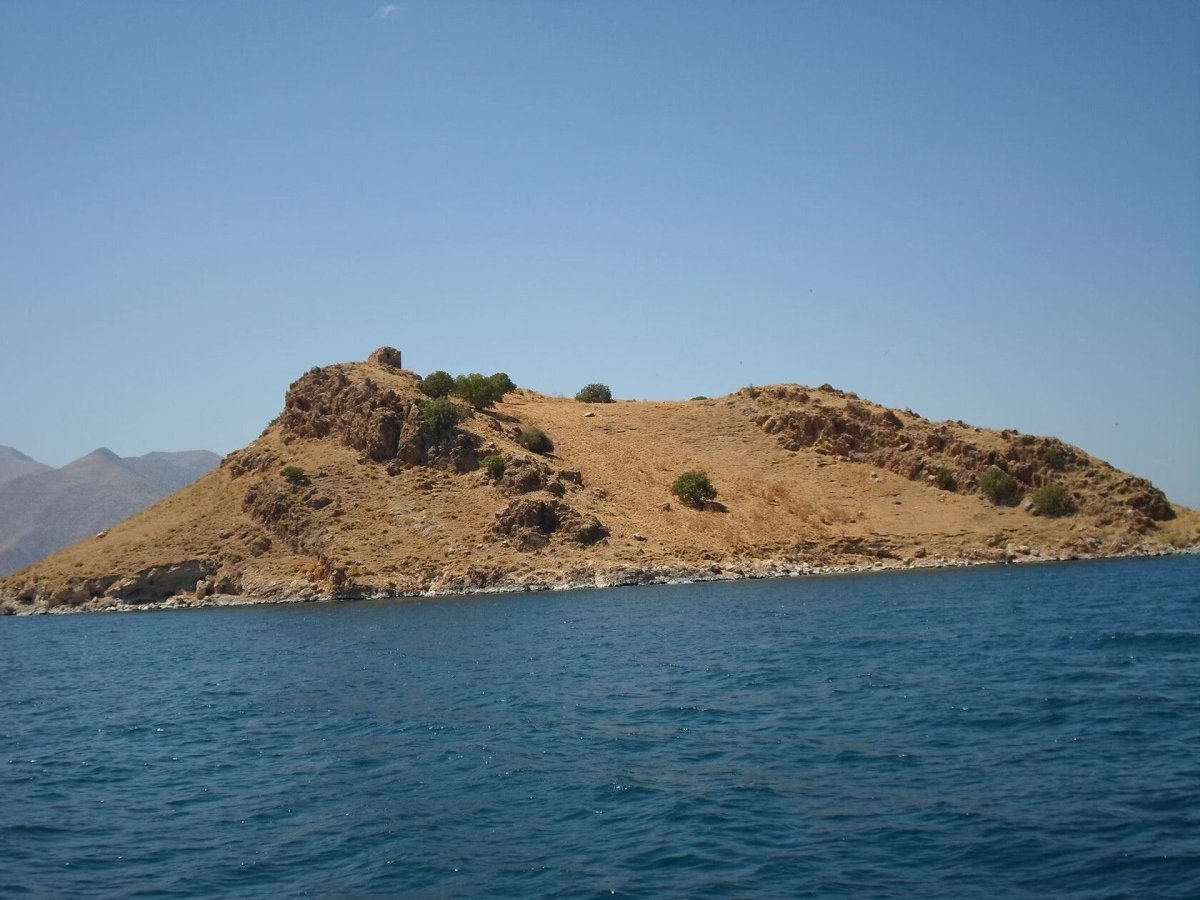 Остров на озере ван