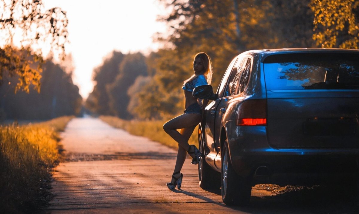 Фото женщины стоящей возле авто со спины