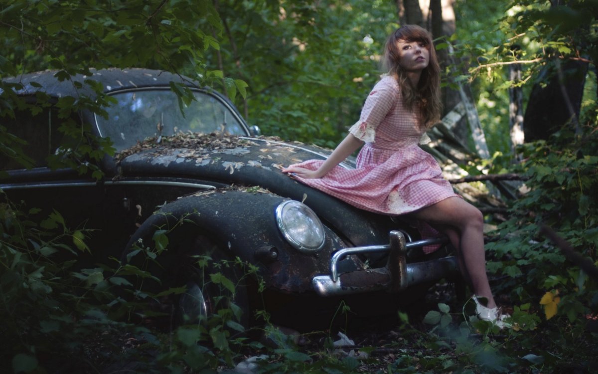 Фотосессия с машиной девушки в лесу