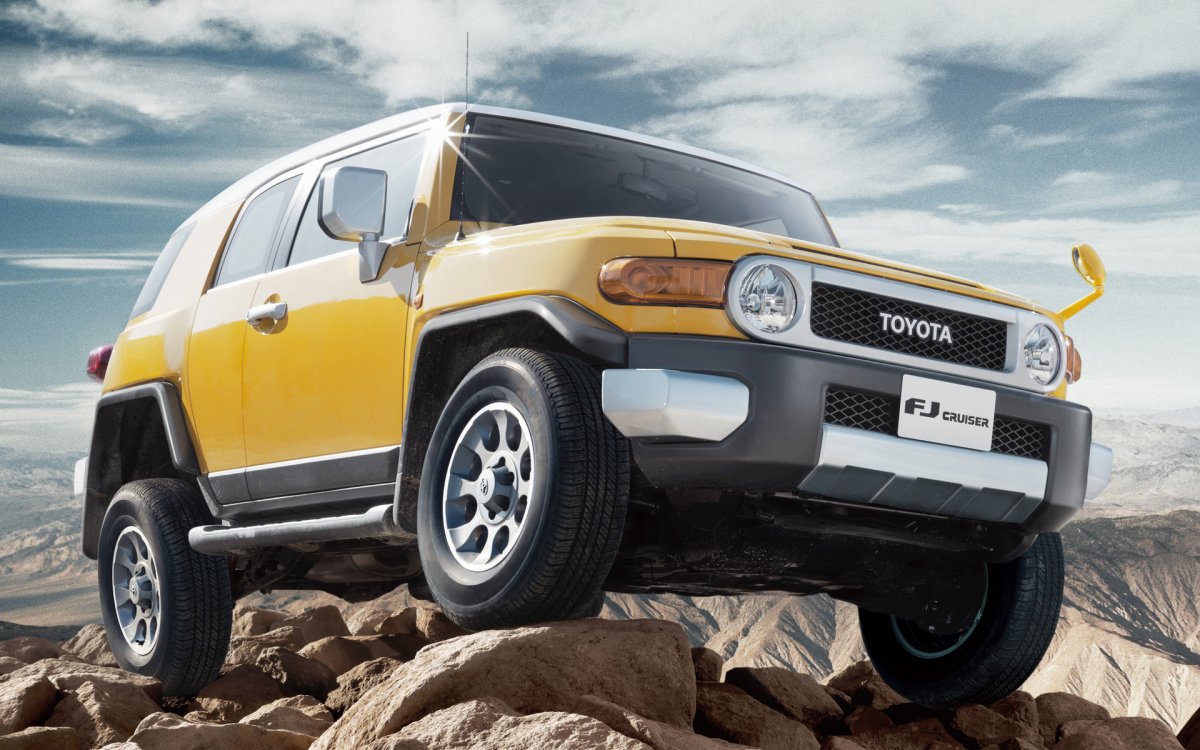 Toyota FJ Cruiser желтый