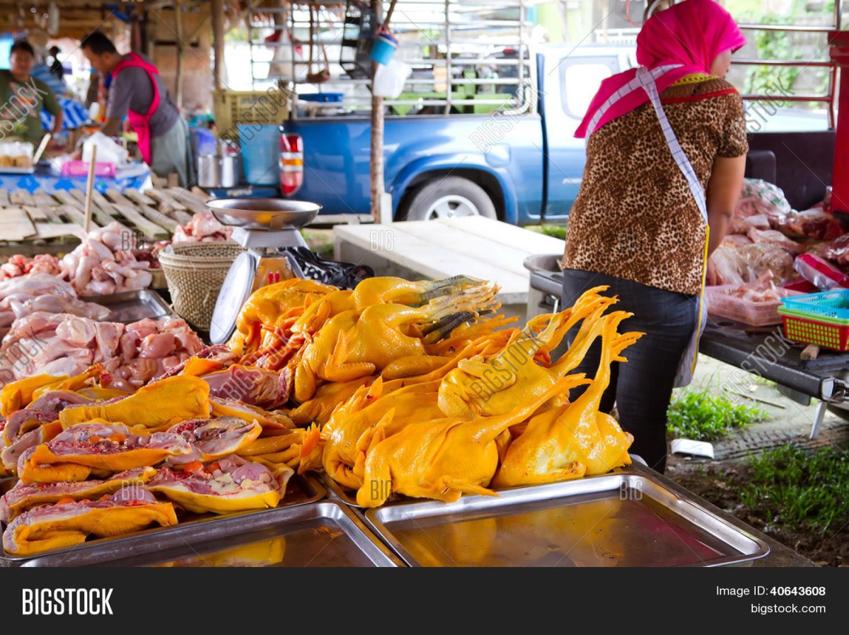 Мясные блюда на ночном рынке в Тайланде