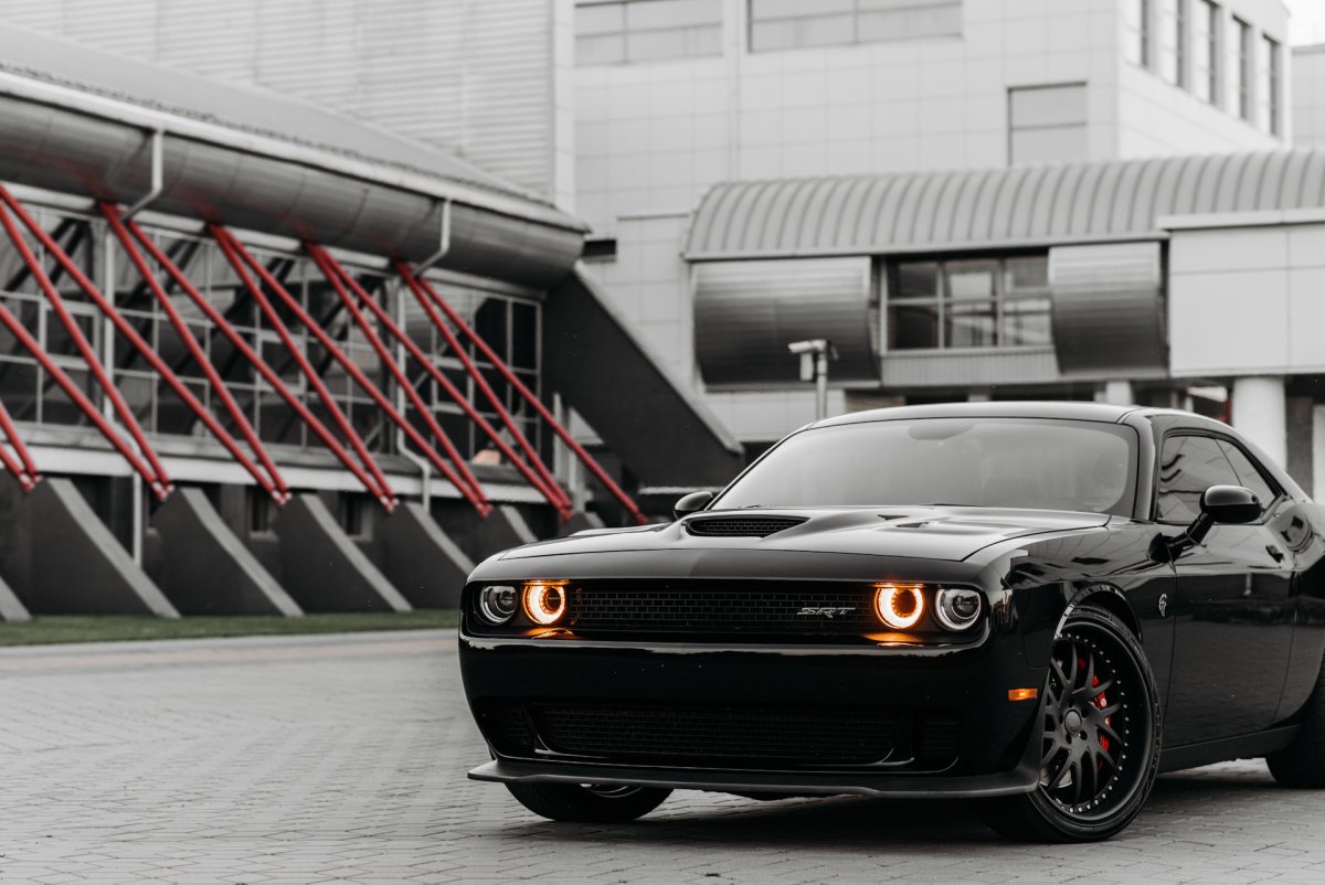 Dodge Challenger Hellcat черный