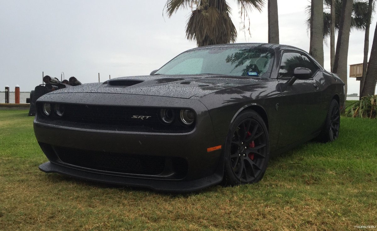 Dodge Challenger Hellcat черный