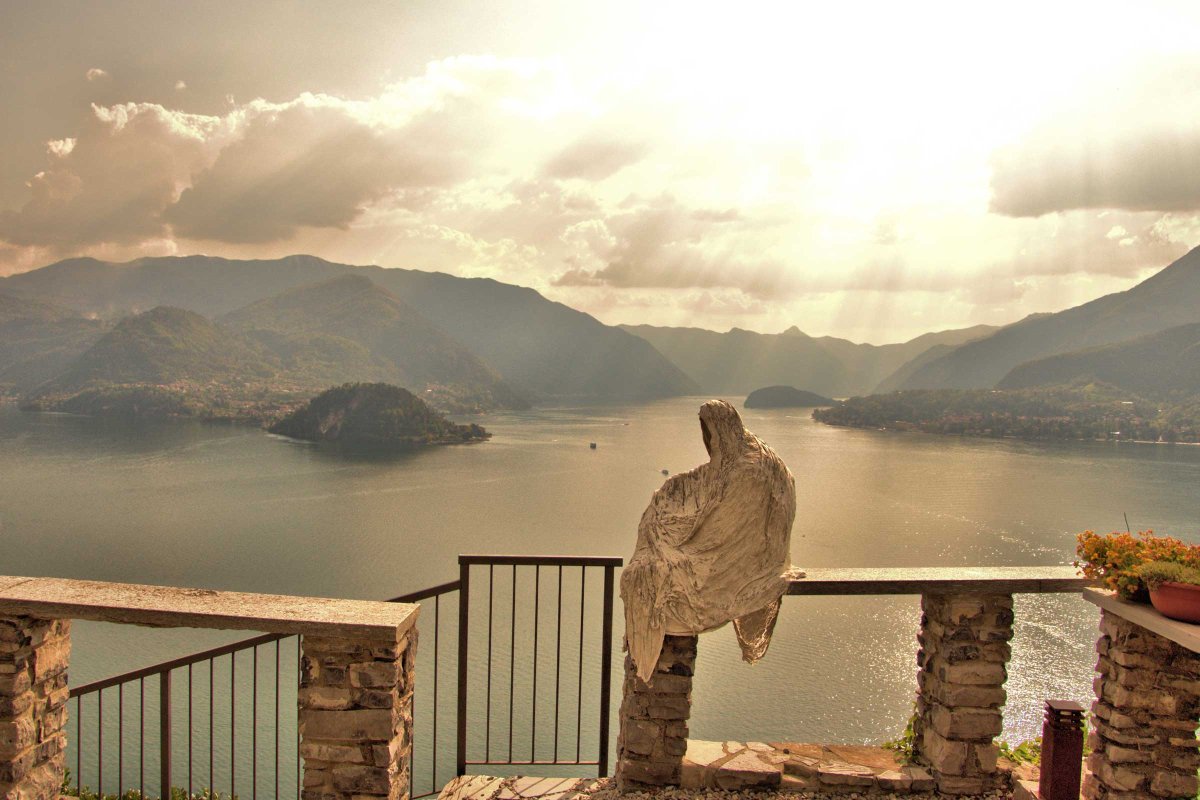 Озеро Комо статуя призрак