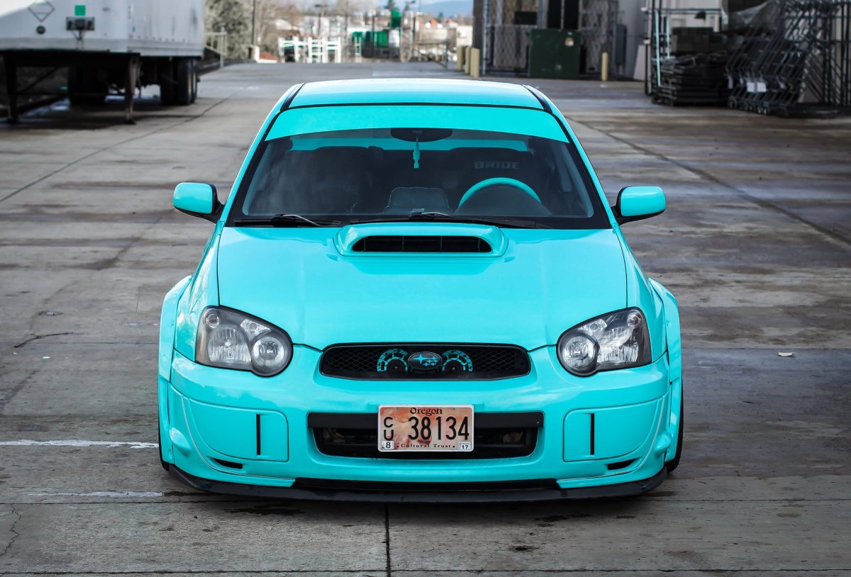 Бирюзовая Subaru Impreza WRX