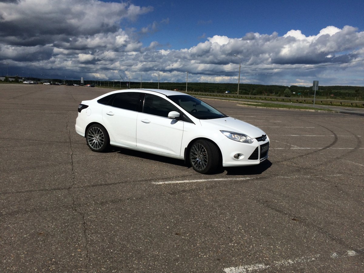 Белый Ford Focus 3 sedan