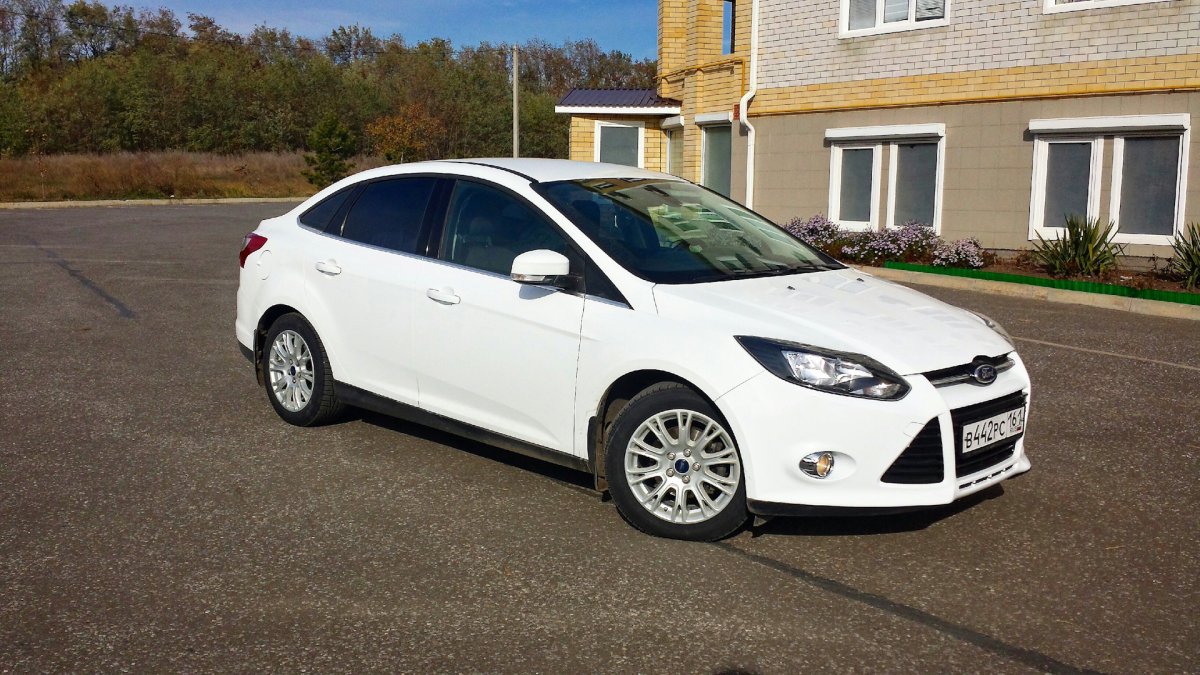 Ford Focus 2012 седан белый