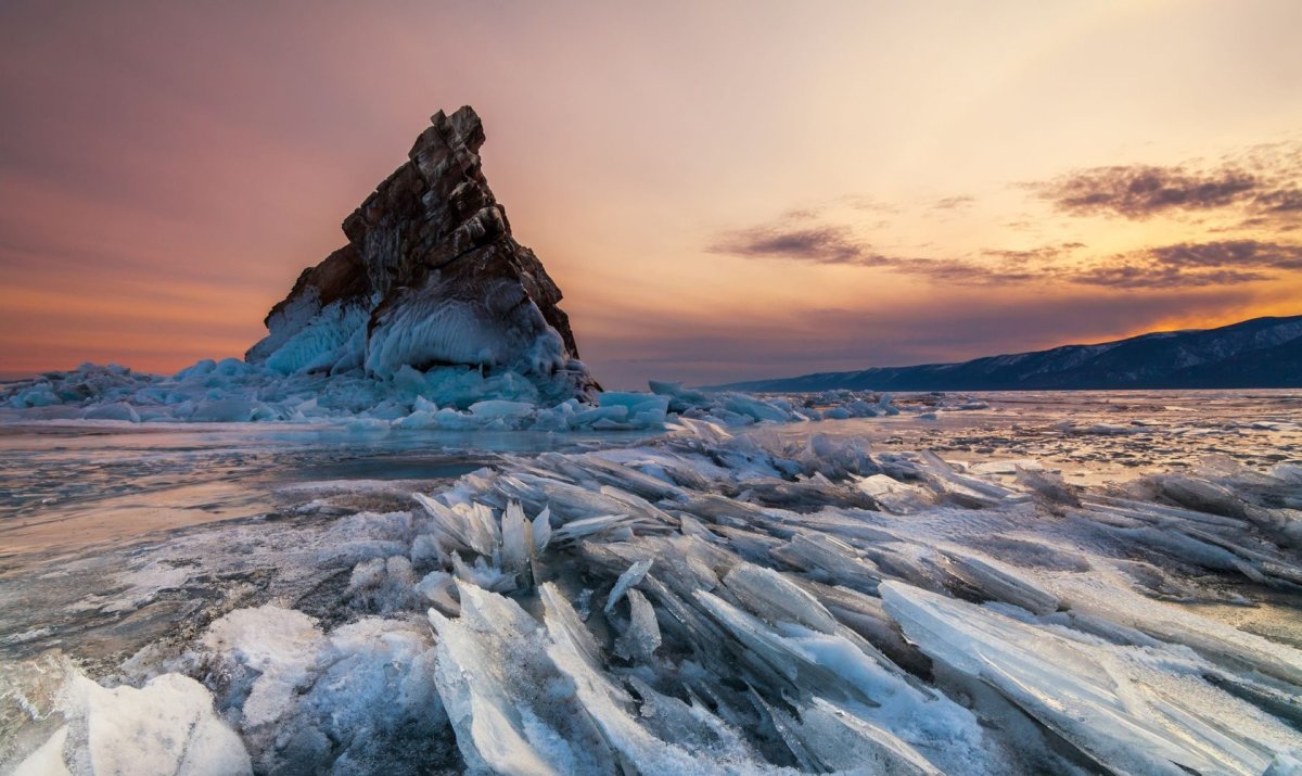 Остров Еленка на озере Байкал