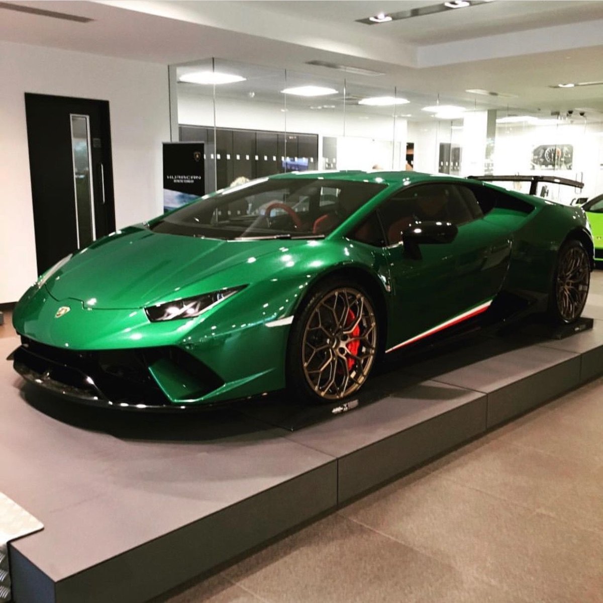 Lamborghini Huracan 2020 зеленый