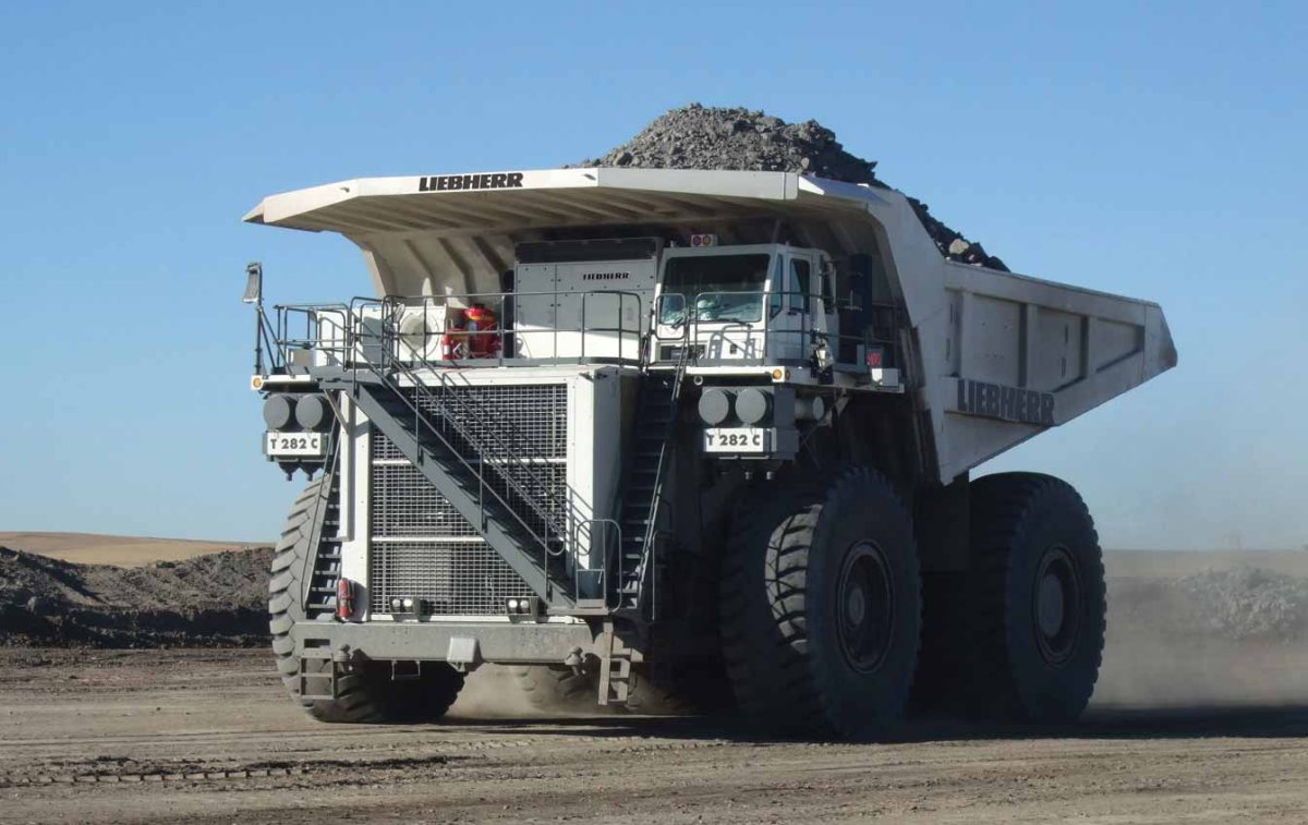 Liebherr карьерный самосвал