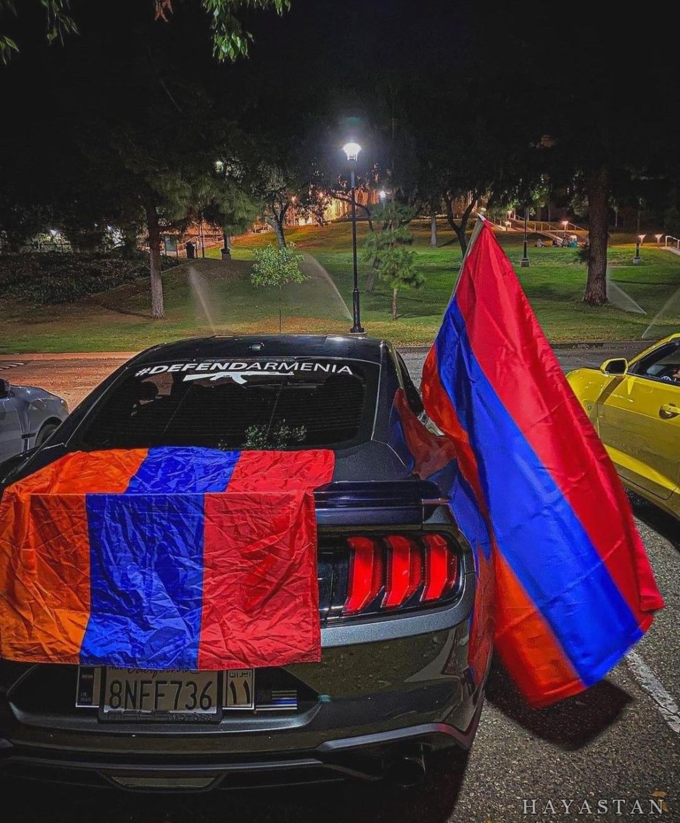Армянский флаг на машине