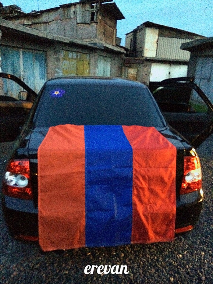 Машины с армчнским и флагами