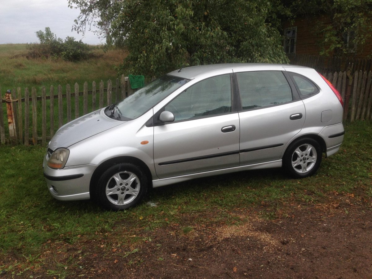 Nissan Almera Tino 2003 года