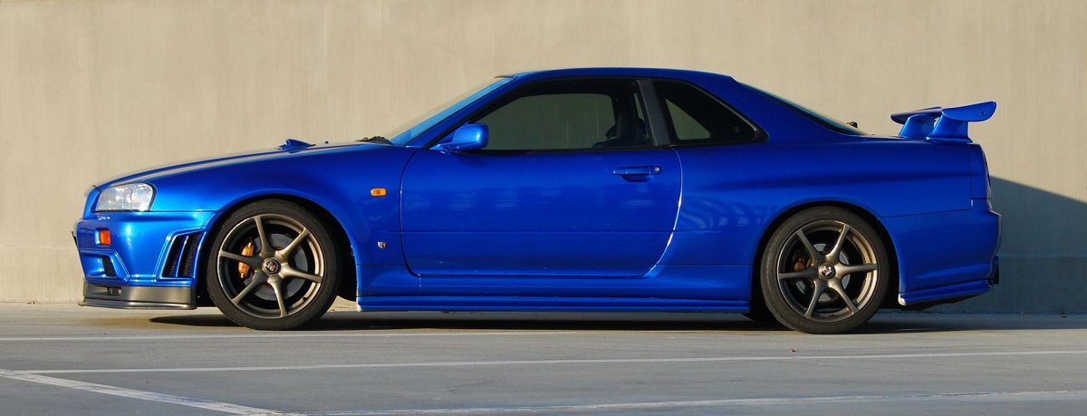 Nissan Skyline GTR r34 сбоку