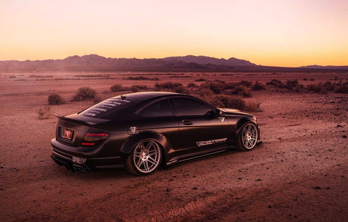 Mercedes Benz c63 в пустыне