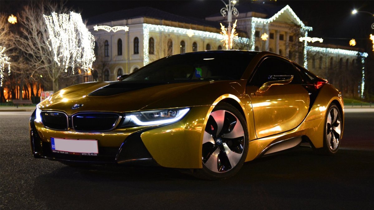 Золотой BMW i8 золотой