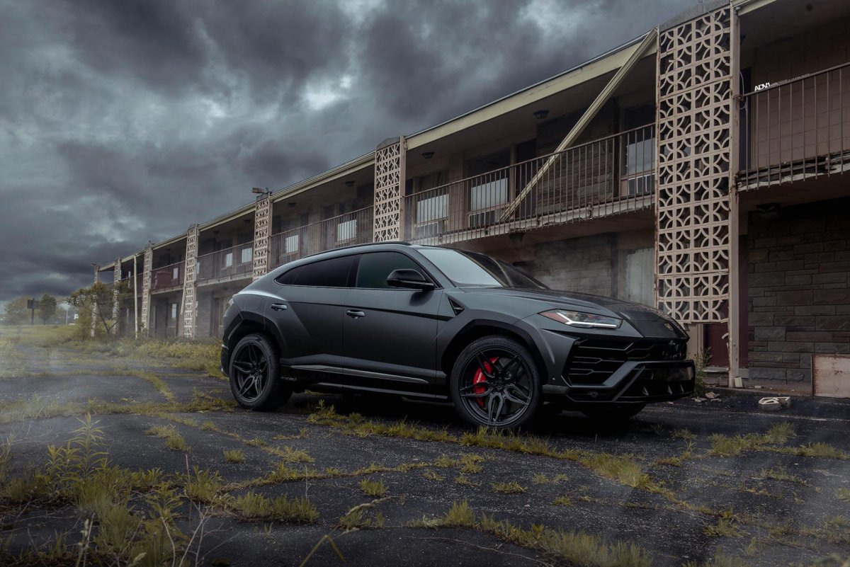 Lamborghini Urus серый