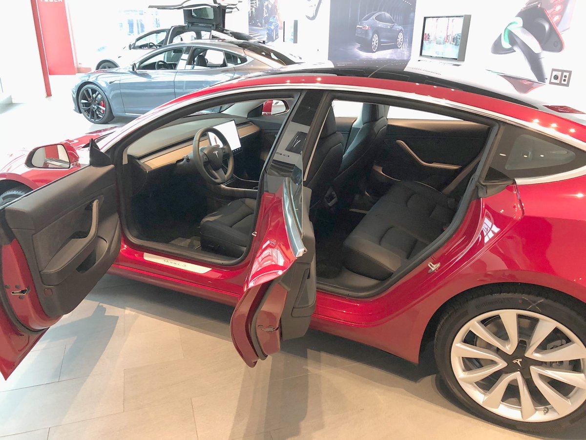 Tesla model 3 открытые двери