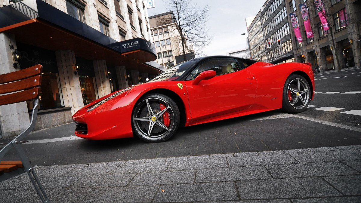 Машина Ferrari 458 Italia