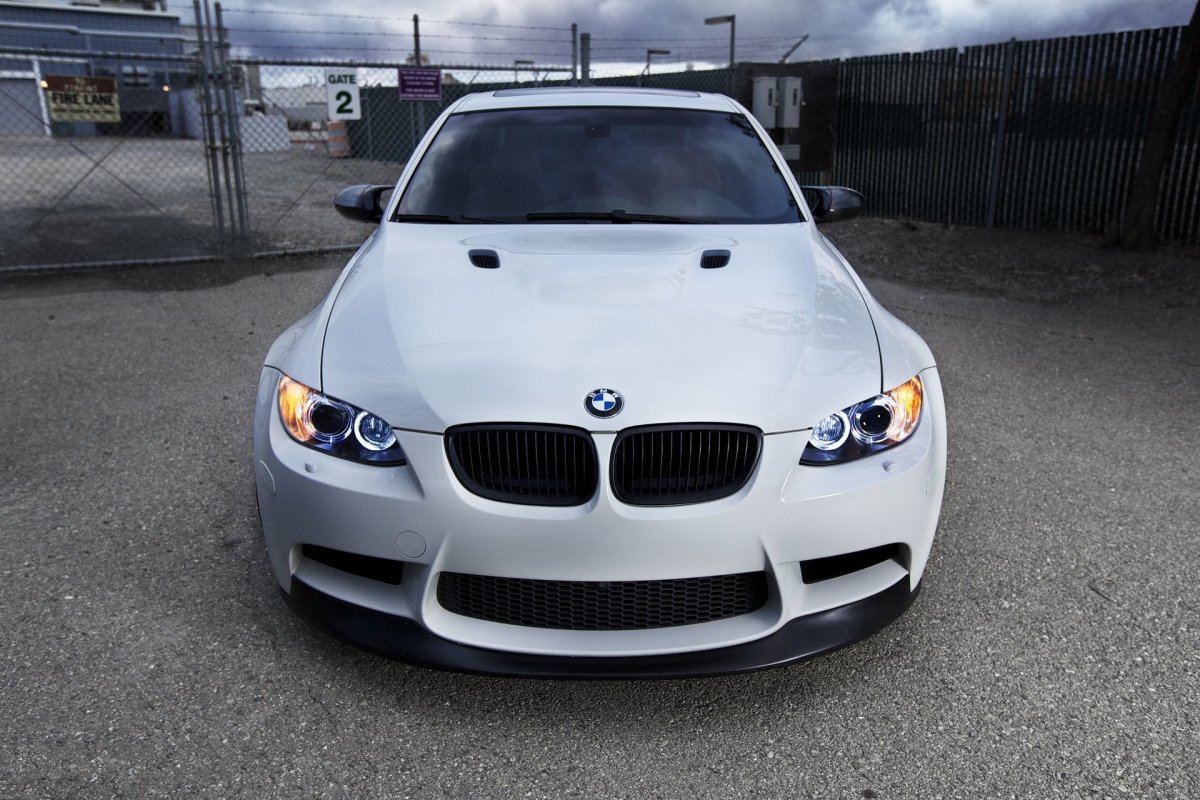 BMW 3 e90 белый с черным