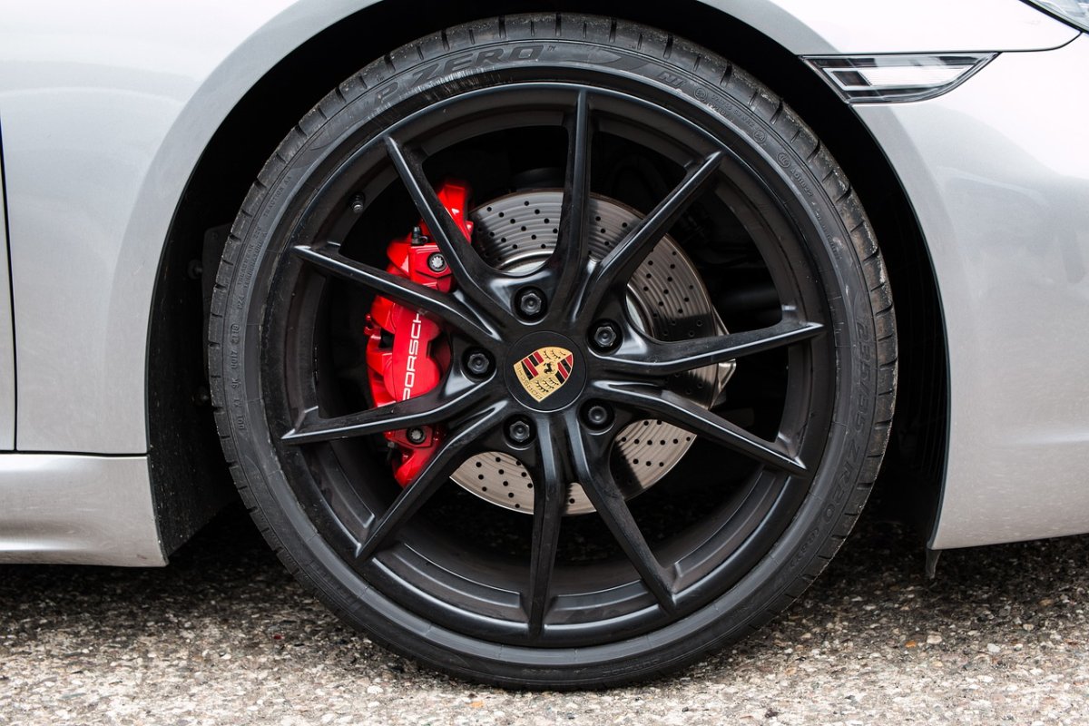 Е90 белая с красными суппортами