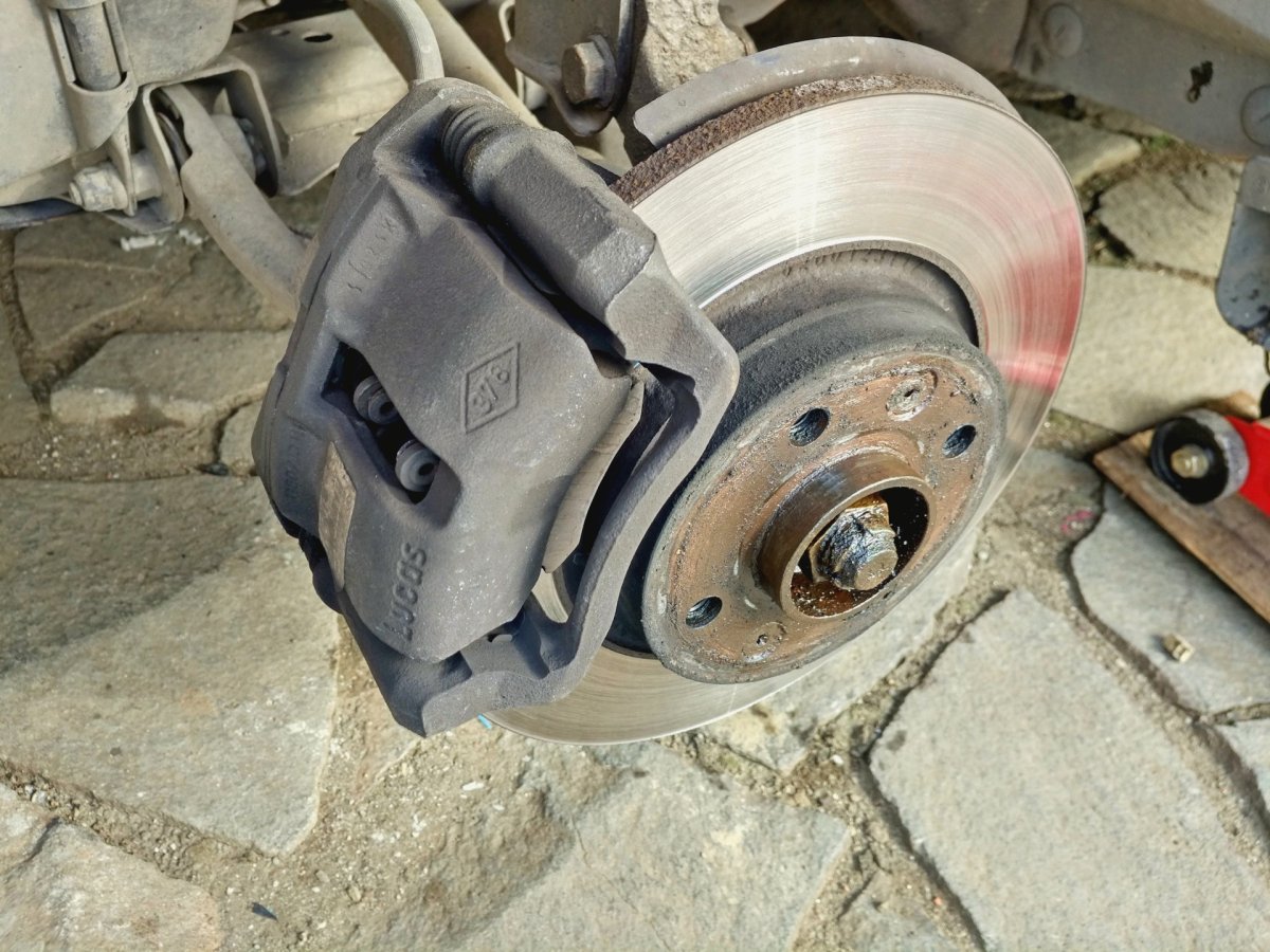 Тойота Авенсис т250 брякают суппорта