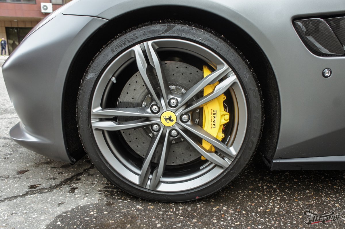 Желтые суппорта на белой машине