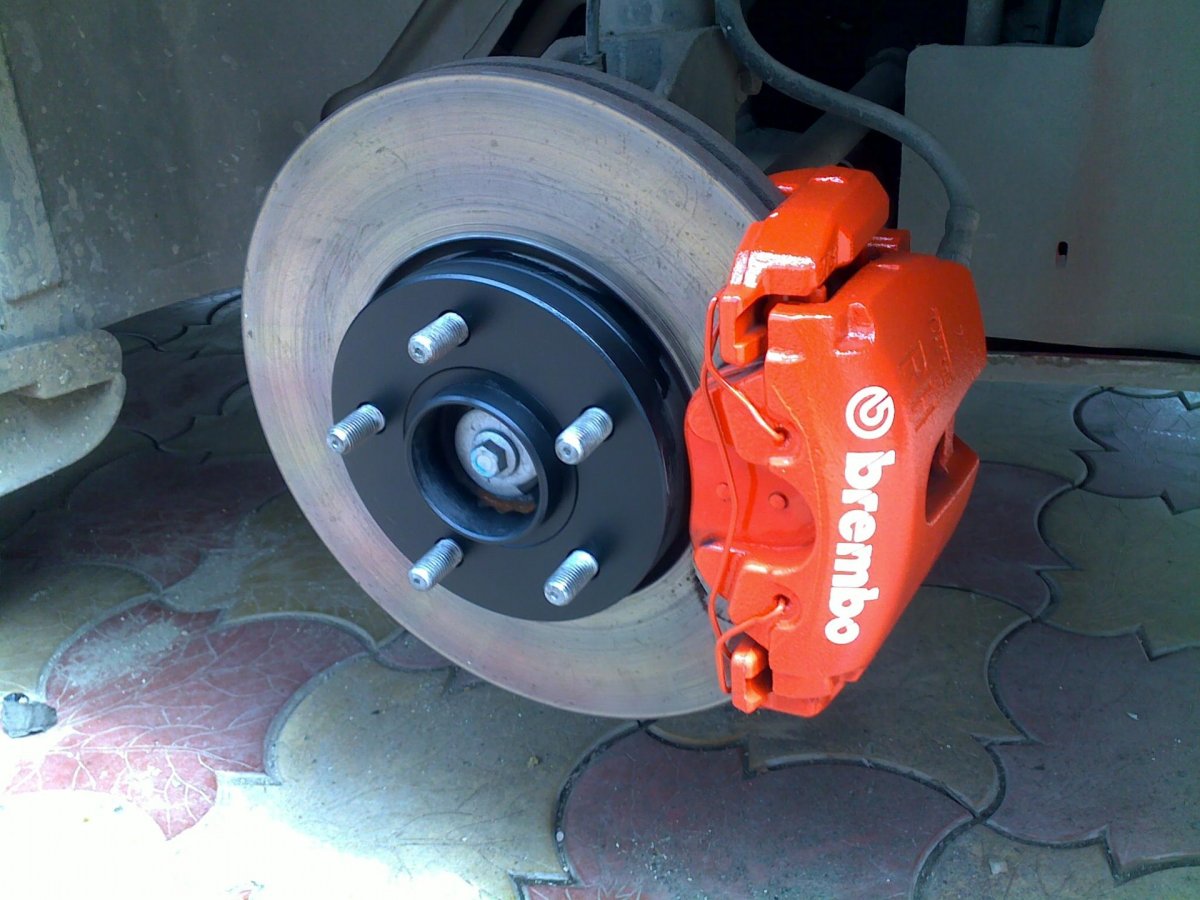 Красные суппорта на Форд фокус 2