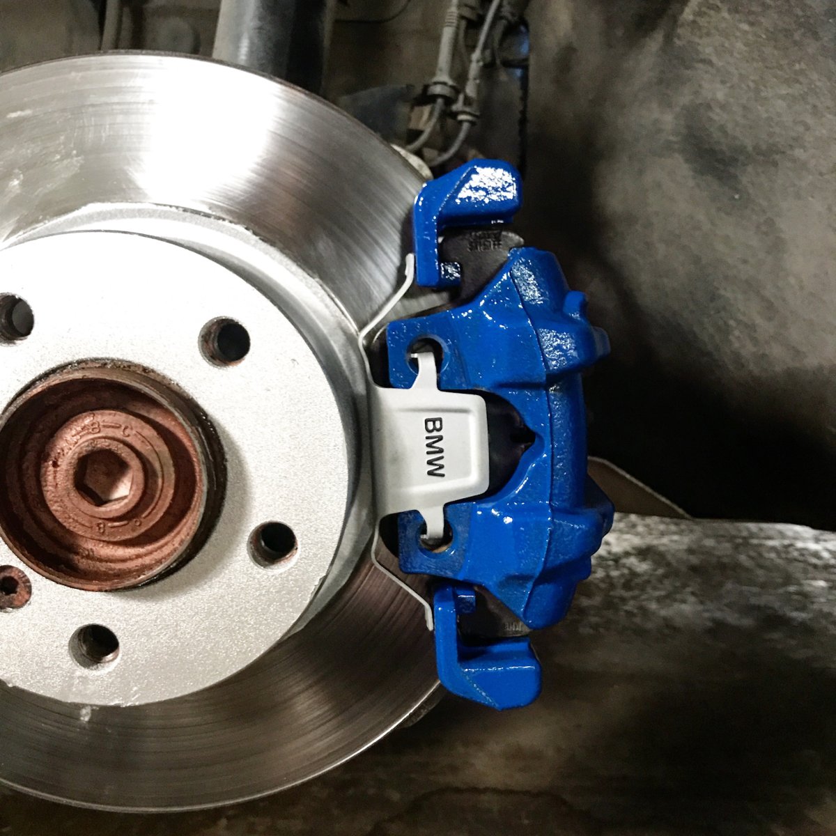 Суппорта БМВ ф30 перекрасили