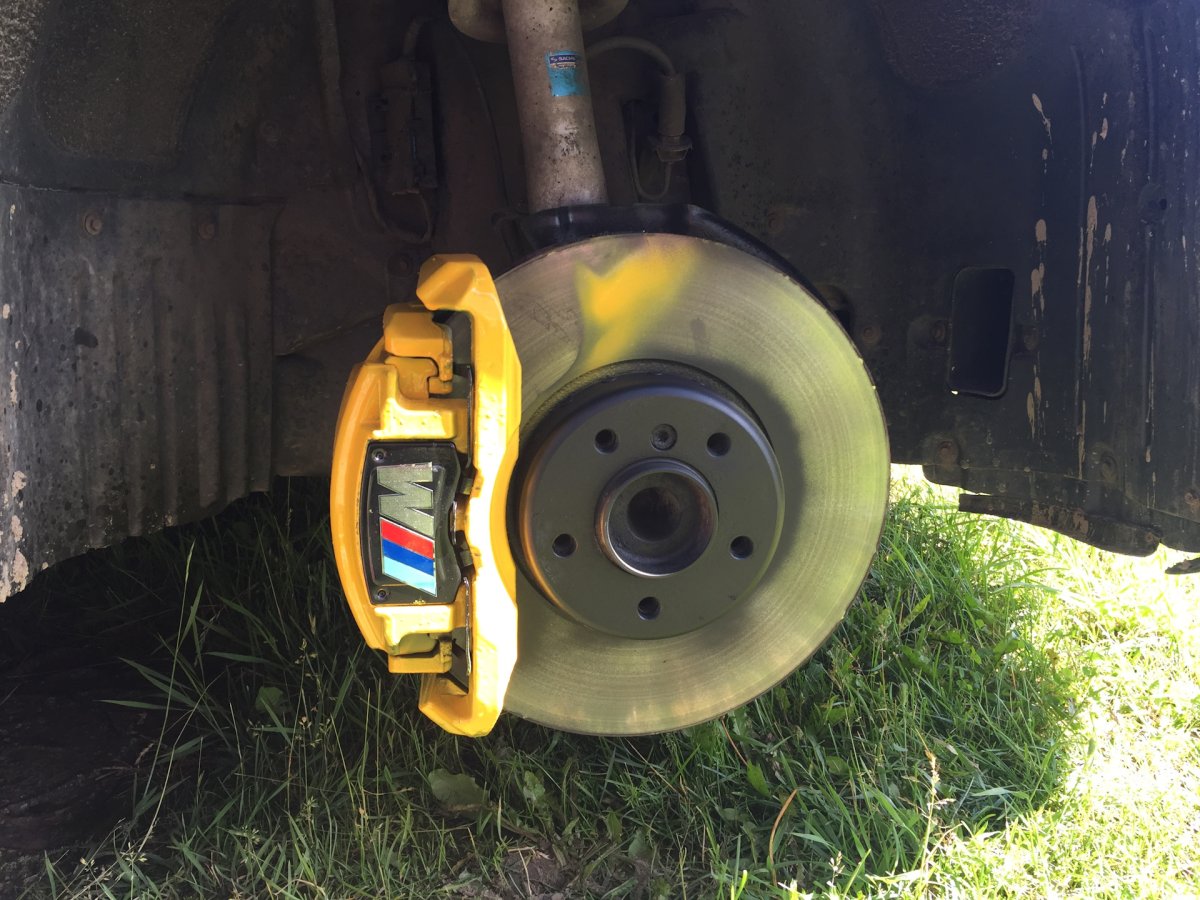 Золотые суппорта на БМВ х5