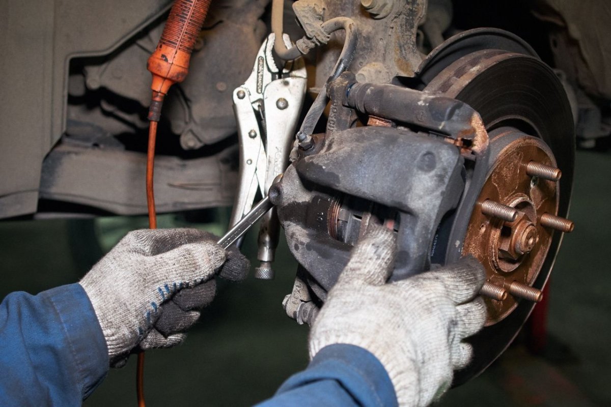 Расклинивание суппорта передних тормозов иж21251