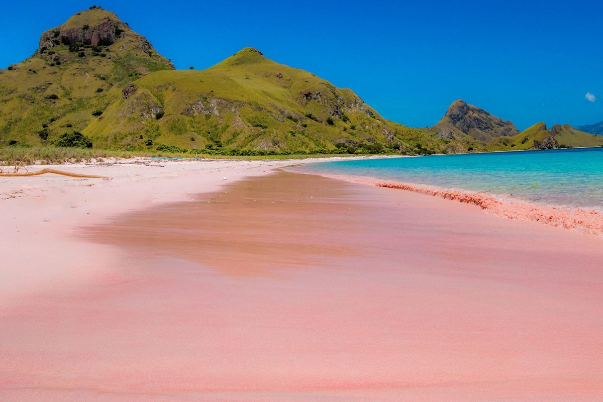 Пляж с розовым песком хорошего качества